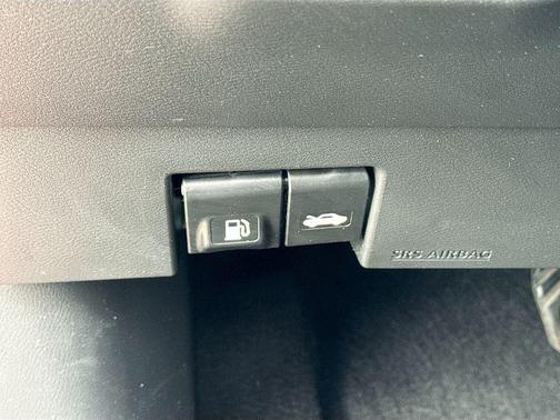 Cayenne Red/Super Black 2019 Nissan Kicks SR