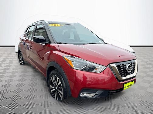 Cayenne Red/Super Black 2019 Nissan Kicks SR