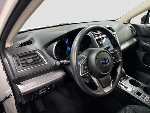 Crystal White Pearl 2019 Subaru Outback 2.5i Premium