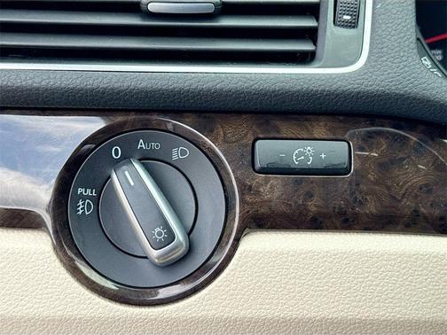 2015 Volkswagen Passat 1.8T Auto SEL Premium