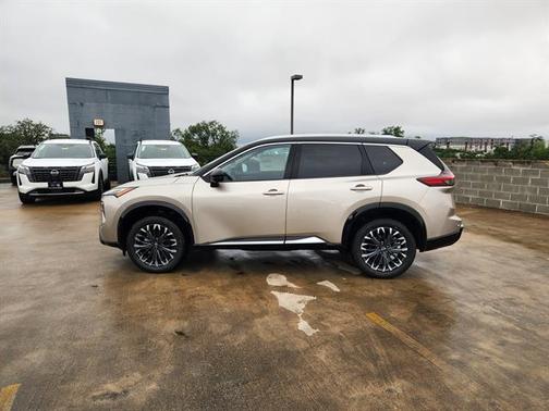 Champagne Silver Metallic/Super Black 2026 Nissan Rogue Platinum