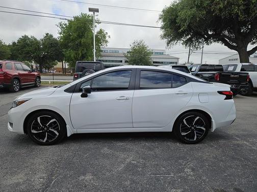 Aspen White Tricoat 2025 Nissan Versa 1.6 S