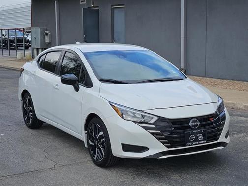 Aspen White Tricoat 2025 Nissan Versa 1.6 S
