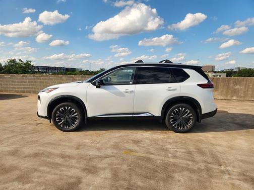 Everest White Pearl/Super Black 2026 Nissan Rogue Platinum