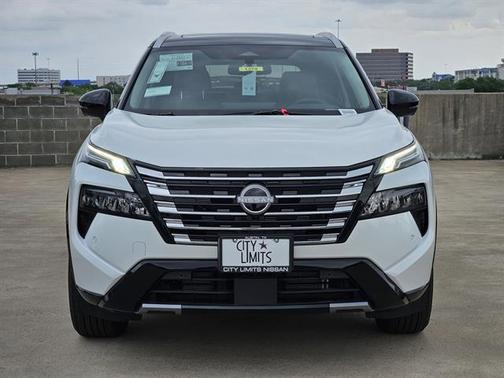 Everest White Pearl/Super Black 2026 Nissan Rogue Platinum