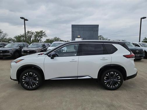 Everest White Pearl/Super Black 2026 Nissan Rogue Platinum