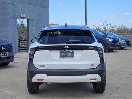 Aspen White Tricoat/Super Black 2026 Nissan Kicks SR