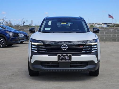 Aspen White Tricoat/Super Black 2026 Nissan Kicks SR