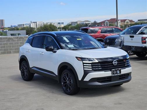 Aspen White Tricoat/Super Black 2026 Nissan Kicks SR