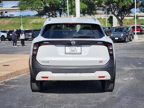 Aspen White Tricoat 2025 Nissan Kicks SR