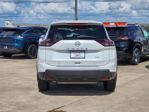 Everest White Pearl Tricoat 2026 Nissan Rogue SV