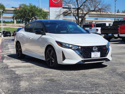 Aspen White Tricoat/Super Black 2024 Nissan Sentra SR