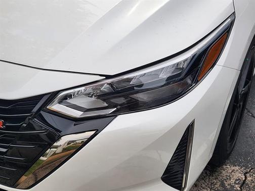 Aspen White Tricoat/Super Black 2024 Nissan Sentra SR