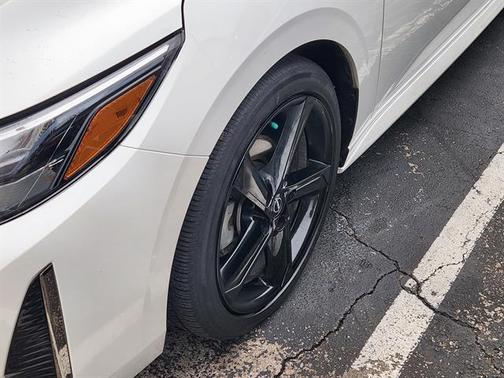 Aspen White Tricoat/Super Black 2024 Nissan Sentra SR