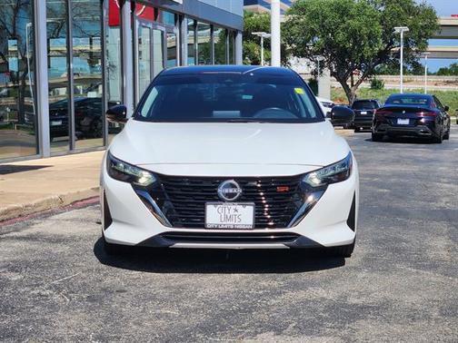 Aspen White Tricoat/Super Black 2024 Nissan Sentra SR