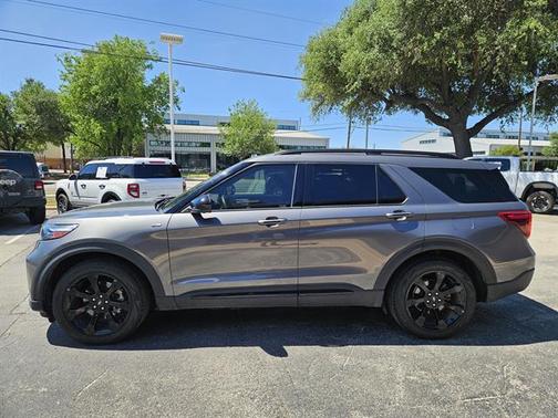 Carbonized Gray Metallic 2023 Ford Explorer ST-Line