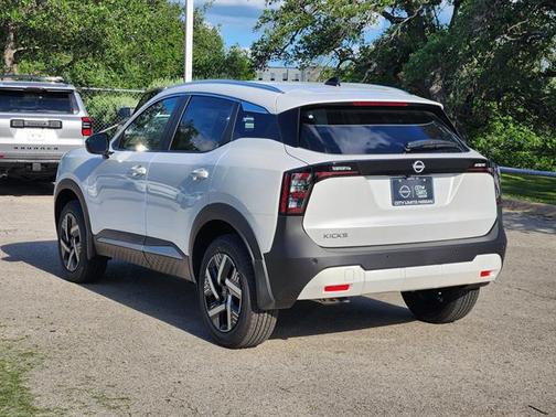 Aspen White Tricoat 2026 Nissan Kicks SV