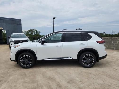 Everest White Pearl/Super Black 2026 Nissan Rogue Platinum