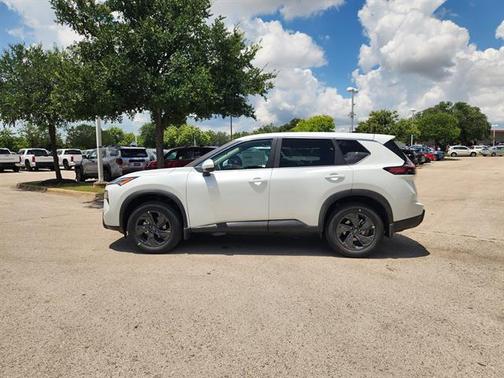 Everest White Pearl Tricoat 2026 Nissan Rogue SV