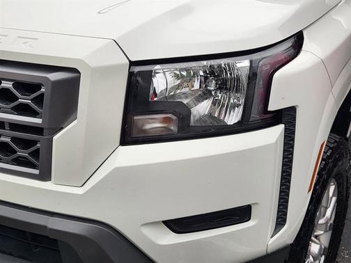 Glacier White 2023 Nissan Frontier SV
