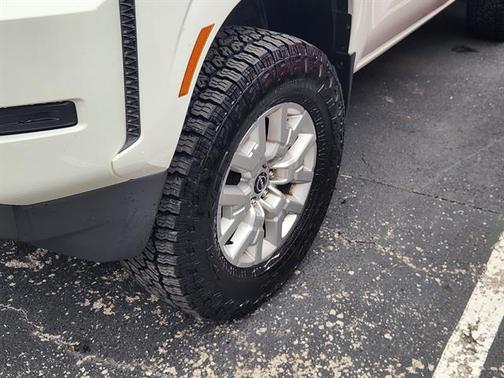 Glacier White 2023 Nissan Frontier SV
