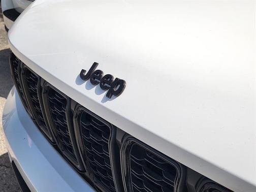 Bright White Clearcoat 2023 Jeep Grand Cherokee L Altitude