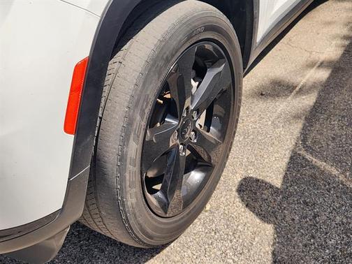 Bright White Clearcoat 2023 Jeep Grand Cherokee L Altitude