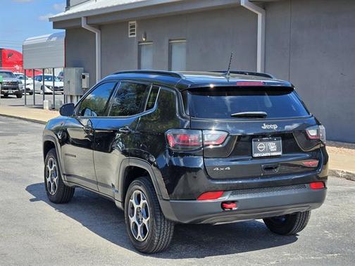 Diamond Black Crystal Pearlcoat 2022 Jeep Compass Trailhawk