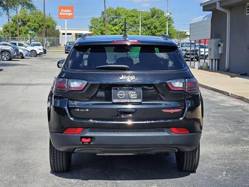 Diamond Black Crystal Pearlcoat 2022 Jeep Compass Trailhawk