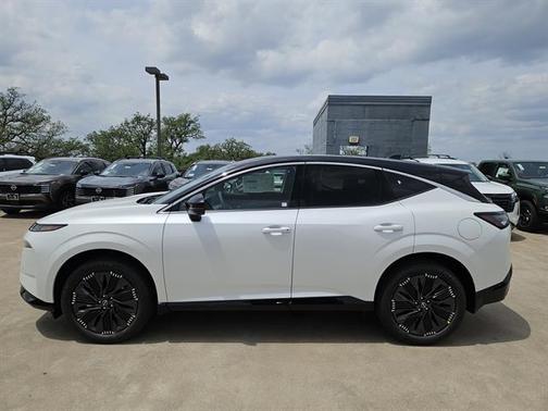 Everest White Pearl Tricoat/Super Black 2026 Nissan Murano Platinum