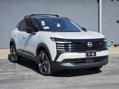Aspen White Tricoat/Super Black 2026 Nissan Kicks SR