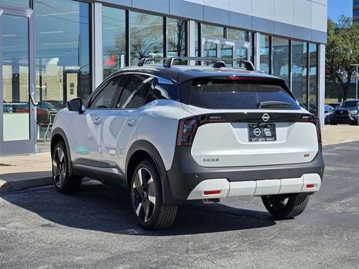 Aspen White Tricoat/Super Black 2026 Nissan Kicks SR
