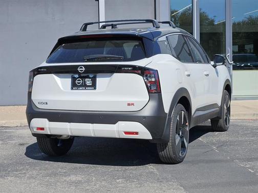 Aspen White Tricoat/Super Black 2026 Nissan Kicks SR