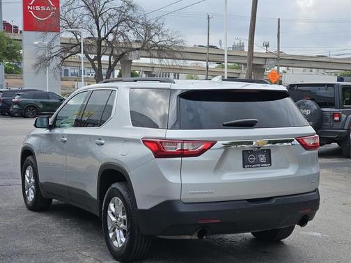 Silver Ice Metallic 2020 Chevrolet Traverse LT Cloth