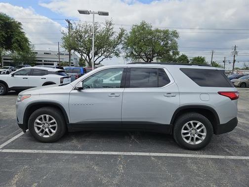 Silver Ice Metallic 2020 Chevrolet Traverse LT Cloth