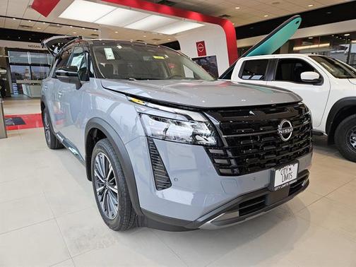Boulder Gray Pearl/Super Black 2026 Nissan Pathfinder Platinum