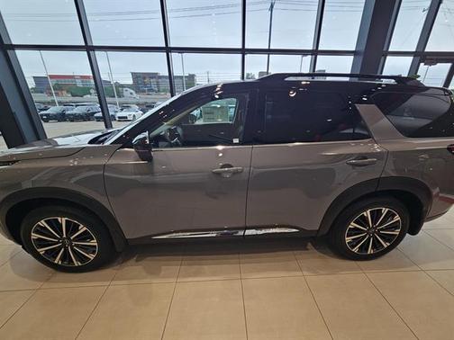 Boulder Gray Pearl/Super Black 2026 Nissan Pathfinder Platinum