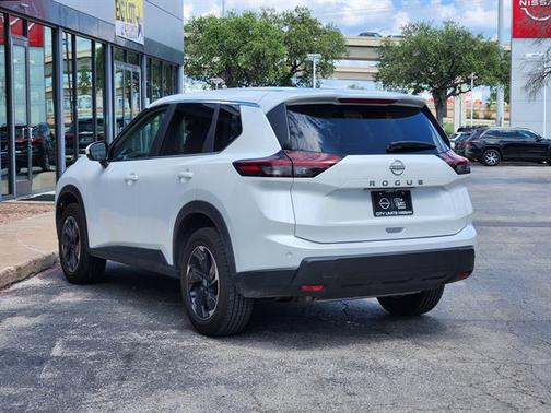 Everest White Pearl 2025 Nissan Rogue SV