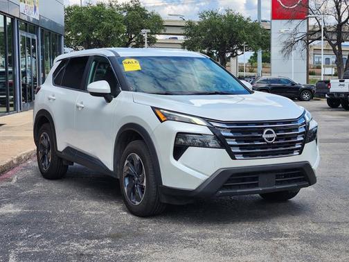 Everest White Pearl 2025 Nissan Rogue SV