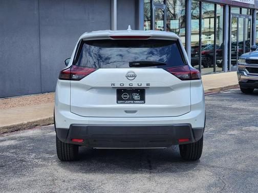Everest White Pearl 2025 Nissan Rogue SV