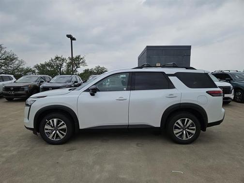 Everest White Pearl Tricoat 2026 Nissan Pathfinder SL