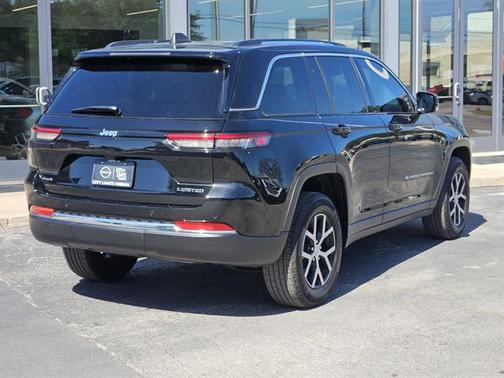 Diamond Black Crystal Pearlcoat 2024 Jeep Grand Cherokee Limited
