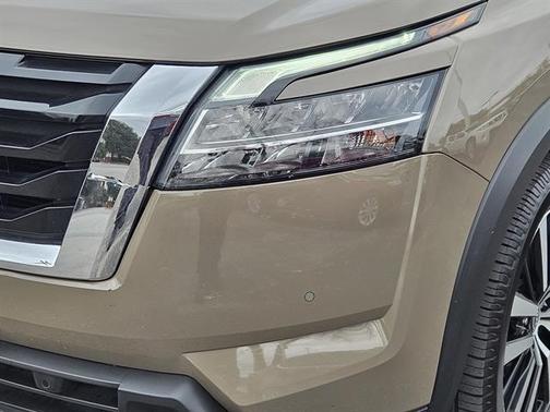 2023 Nissan Pathfinder Platinum FWD