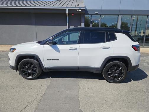 Bright White Clearcoat 2022 Jeep Compass Latitude