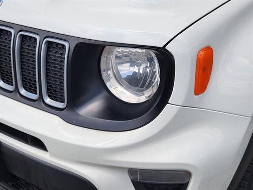 Alpine White Clearcoat 2022 Jeep Renegade Latitude