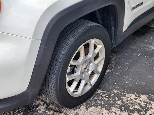 Alpine White Clearcoat 2022 Jeep Renegade Latitude