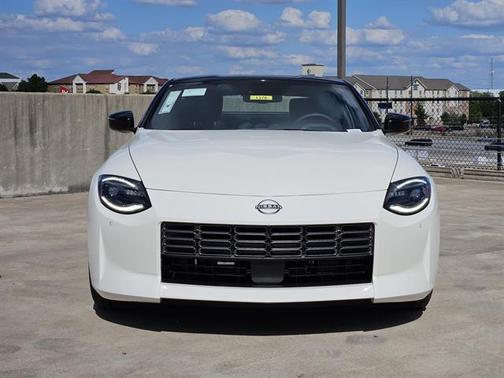 Pearl White Tricoat/Super Black 2026 Nissan Z Sport