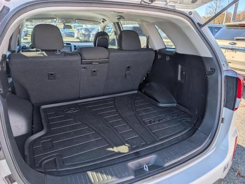 White 2014 Kia Sorento LX