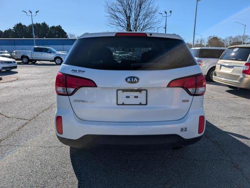 White 2014 Kia Sorento LX