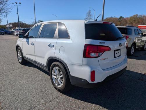 White 2014 Kia Sorento LX